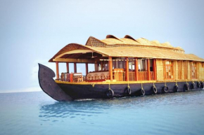 Elegant houseboat ideal for a romantic getaway by GuestHouser